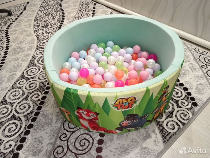 Сухой бассейн с шариками