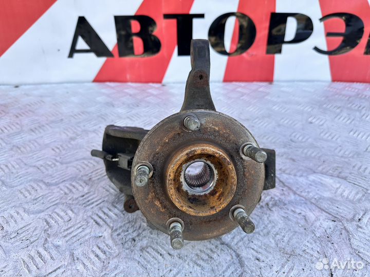 Кулак передний левый Mazda 3 BK До рестайлинг