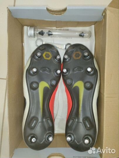 Футбольные бутсы Nike Phantom