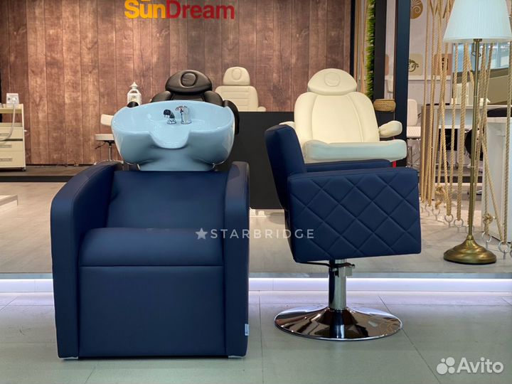 Парикмахерская мойка и парикмахерское кресло