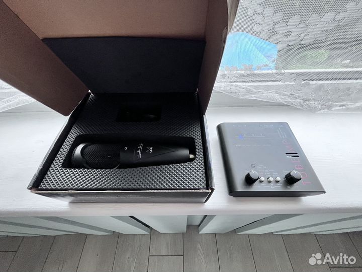 Студийный конденсаторный микрофон