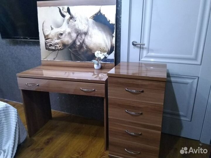 Комплект столик, тумба, зеркало