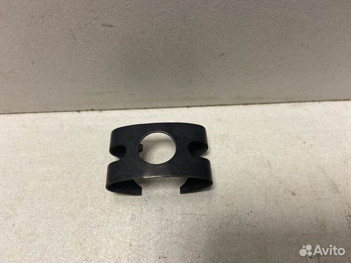 Фиксатор тормозного шланга Volkswagen Golf