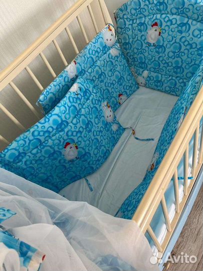 Детская кроватка с маятником