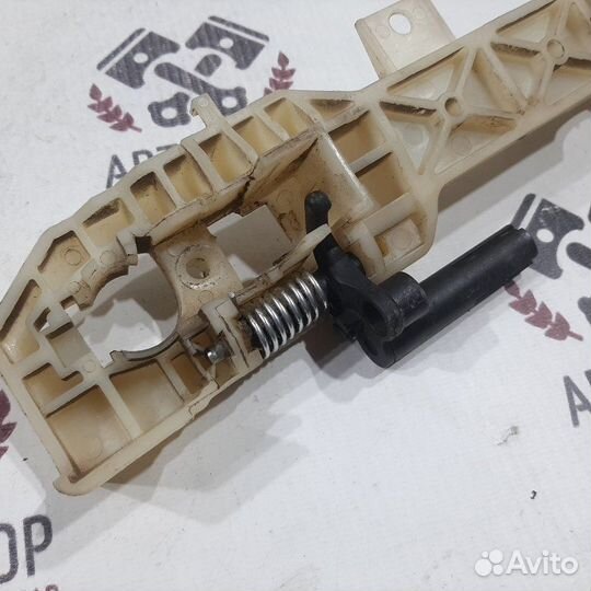 Кронштейн ручки двери правый Hyundai Solaris RB