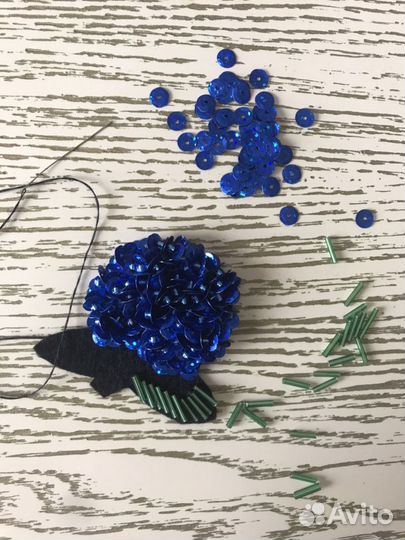 Брошь гортензия