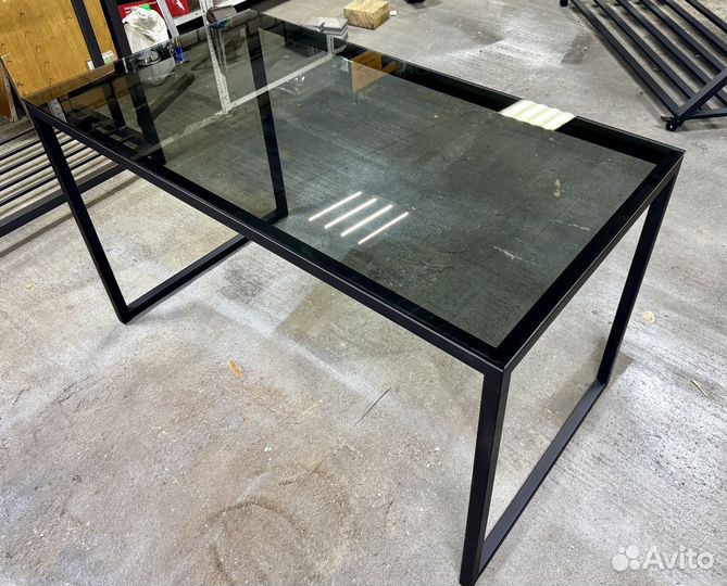 Стол стеклянный