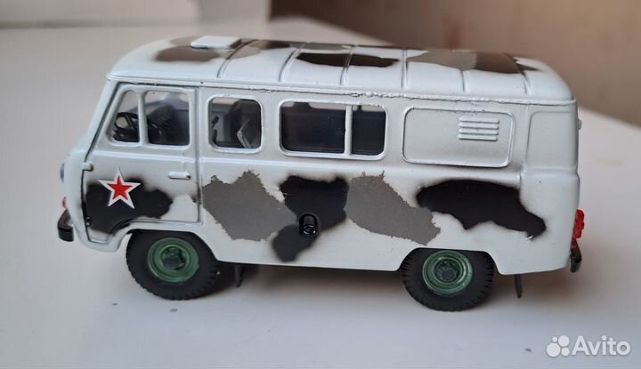 Модель УАЗ 39099 №05 Агат 1/43