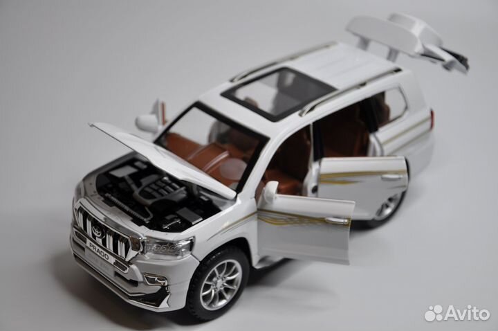 Модель автомобиля Toyota Land Cruiser Prado металл