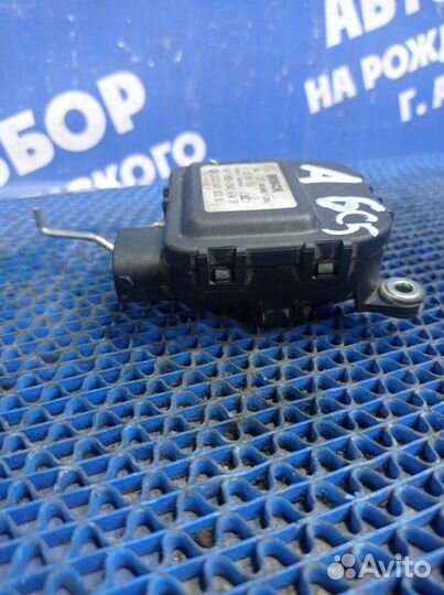 Моторчик заслонок отопителя Audi A6C5 седан 2000