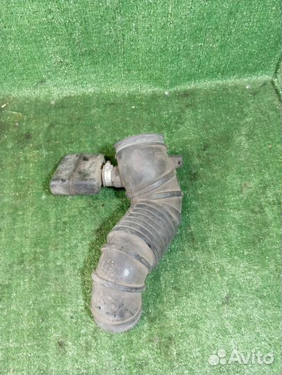 Патрубок воздушного фильтра Mitsubishi Carisma