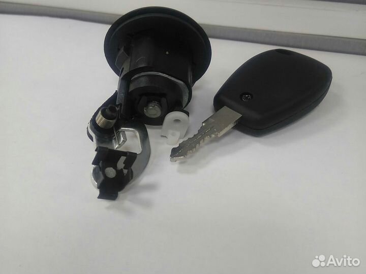 Замок личинка багажника Renault Logan 2010