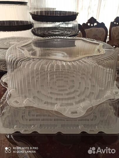 Пластиковые коробки и бутылки