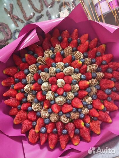 Клубничные гиганты букеты наборы