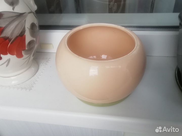 Цветочные горшки разные и лейка