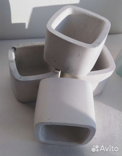 Подносы, подсвечники, кашпо из гипса