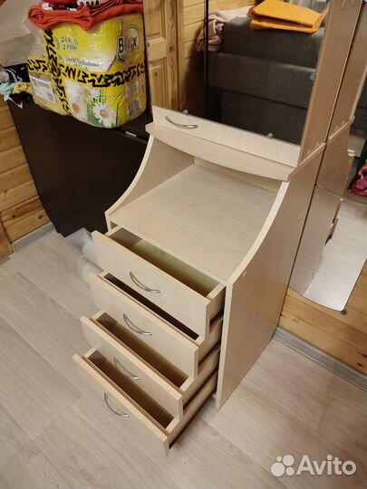 Трюмо с зеркалом