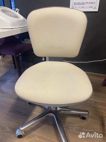 Стул для мастера маникюра