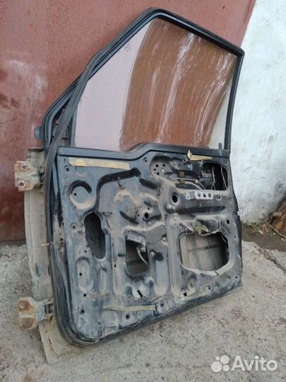Правая передняя дверь Suzuki Escudo Vitara TD01W