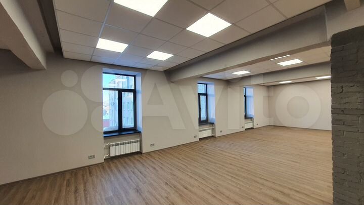 Офис с парковкой на магистрали