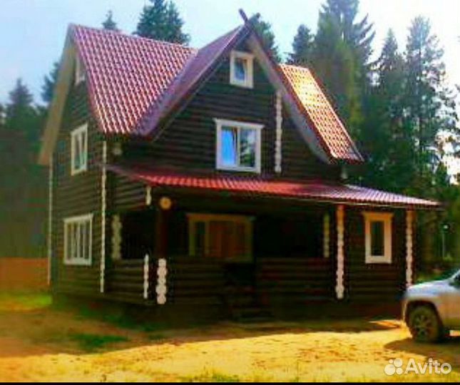 Сруб дома из бревна ручной рубки