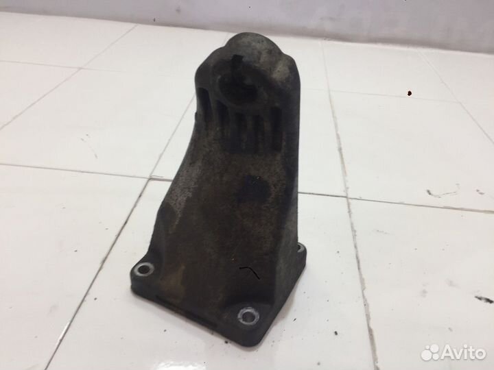 Кронштейн двигателя левый