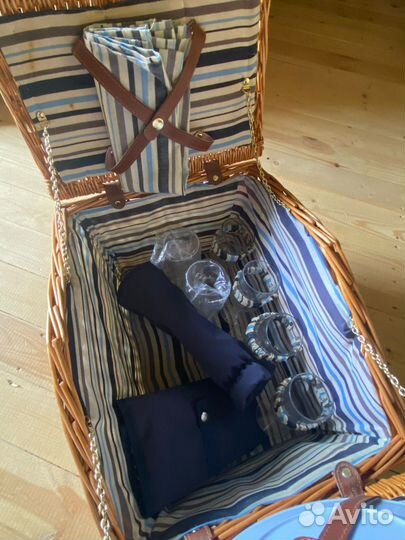 Корзина для пикника с посудой