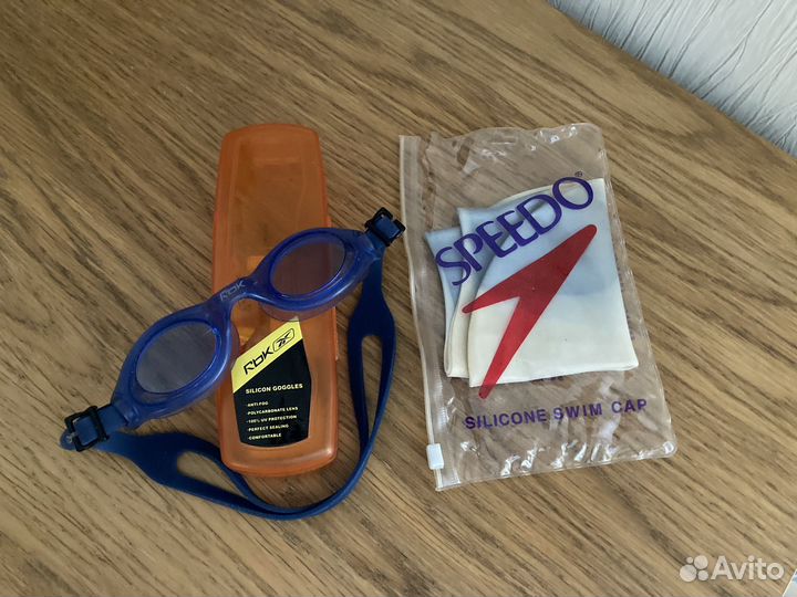 Шапочка и очки для плавания