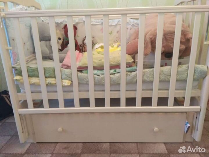 Детская кроватка с маятником и ящиком