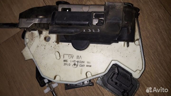 Замок двери передний левый Volkswagen Polo 5