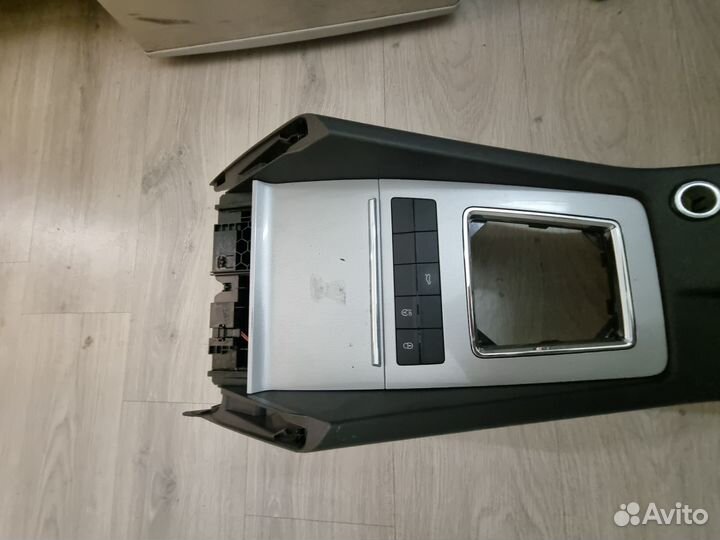 Консоль центральная Skoda Octavia 4-ое поколение