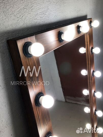 Гримерное зеркало с лампочками