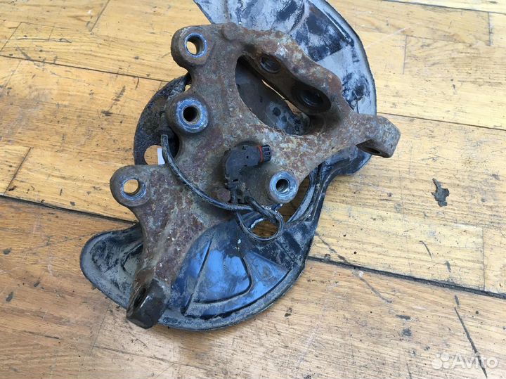 Кулак поворотный передний правый ступица Mercedes