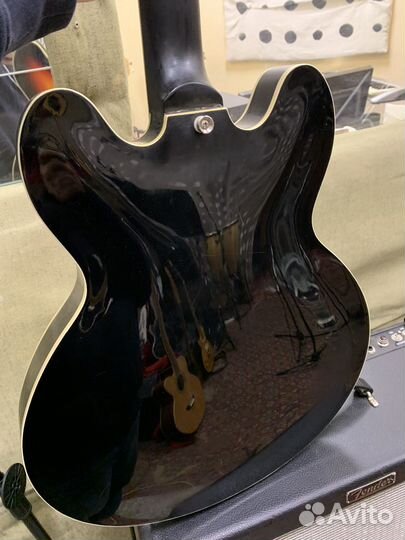 Полуакустическая электрогитара