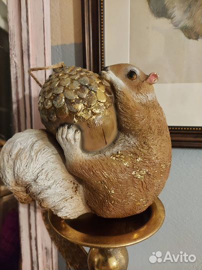 Белка с орехом