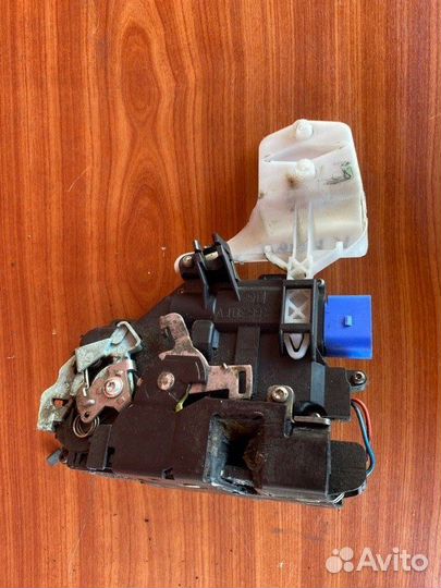 Замок двери передний левый Vw Caddy BGU 2005