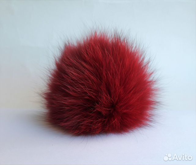 Помпоны. Из натурального меха темно-красные, голуб