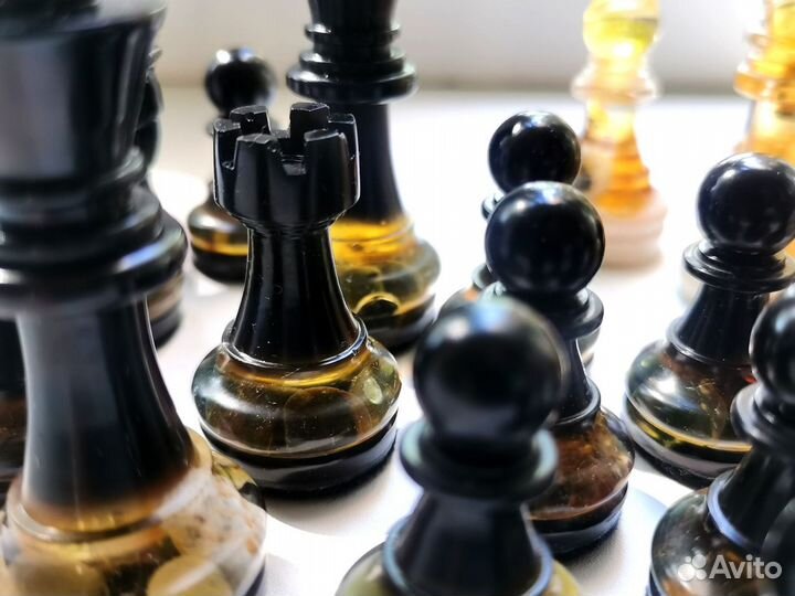 Шахматы ручной работы с янтарем