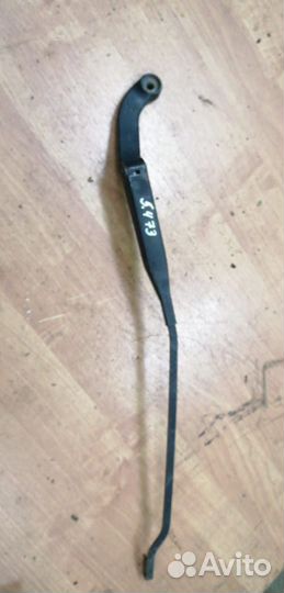 Поводок стеклоочистителя правый Audi 80