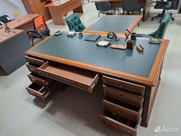 Классический кабинет руководителя с зеленой кожей