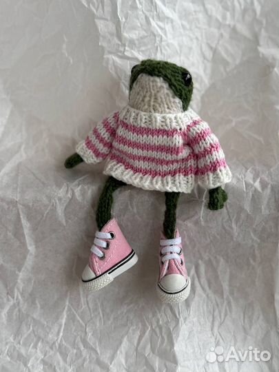 Вязаная лягушка в полосатом свитере