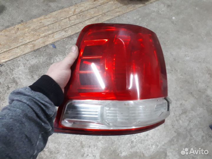 Фонарь задний L Toyota Land Cruiser 200(дефект)