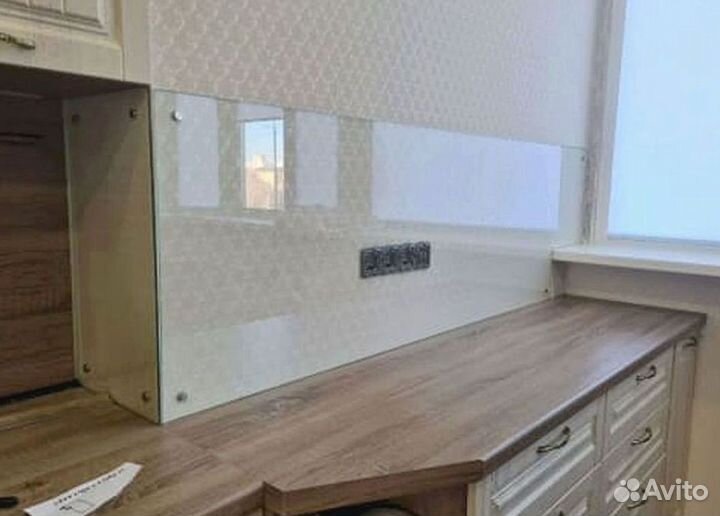 Кухонный фартук из стекла