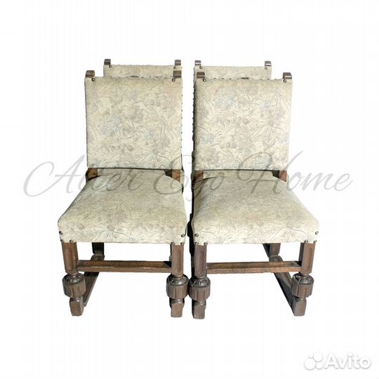 Комплект старинных стульев со светлой обивкой