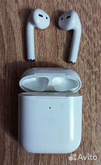 Apple Airpods 2 (чехол с бесконтактной зарядкой)