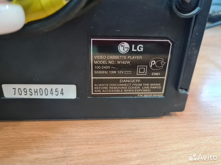Пишущий касетный видеоплеер LG W162W