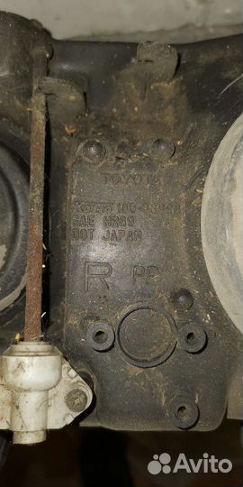 Фара правая Toyota Land Cruiser (битая)