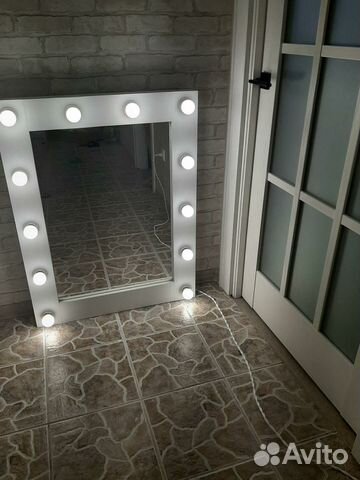 Гримерное зеркало с лампочками
