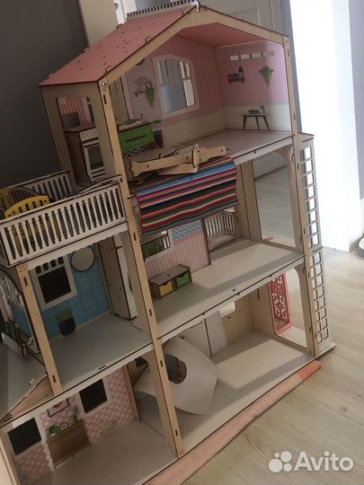 Кукольный домик с мебелью