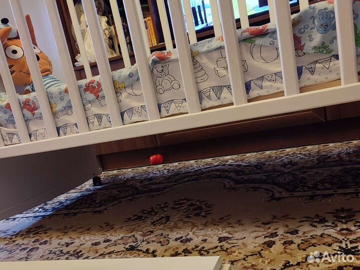 Детская кроватка с маятником